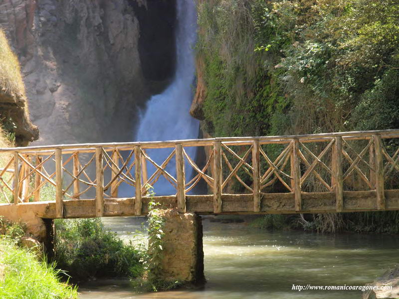 PUENTE Y AL FONDO LA CASCADA IRIS